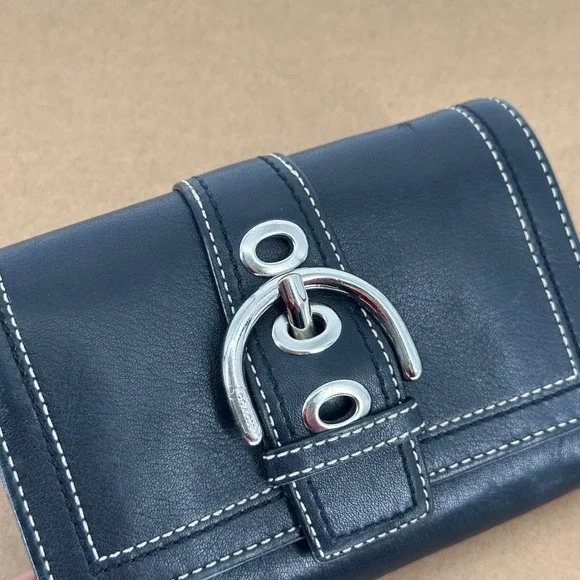 Coach Soho Black Leather Trifold Wallet Buckle Closure Contrast Stitch Y2K VTG